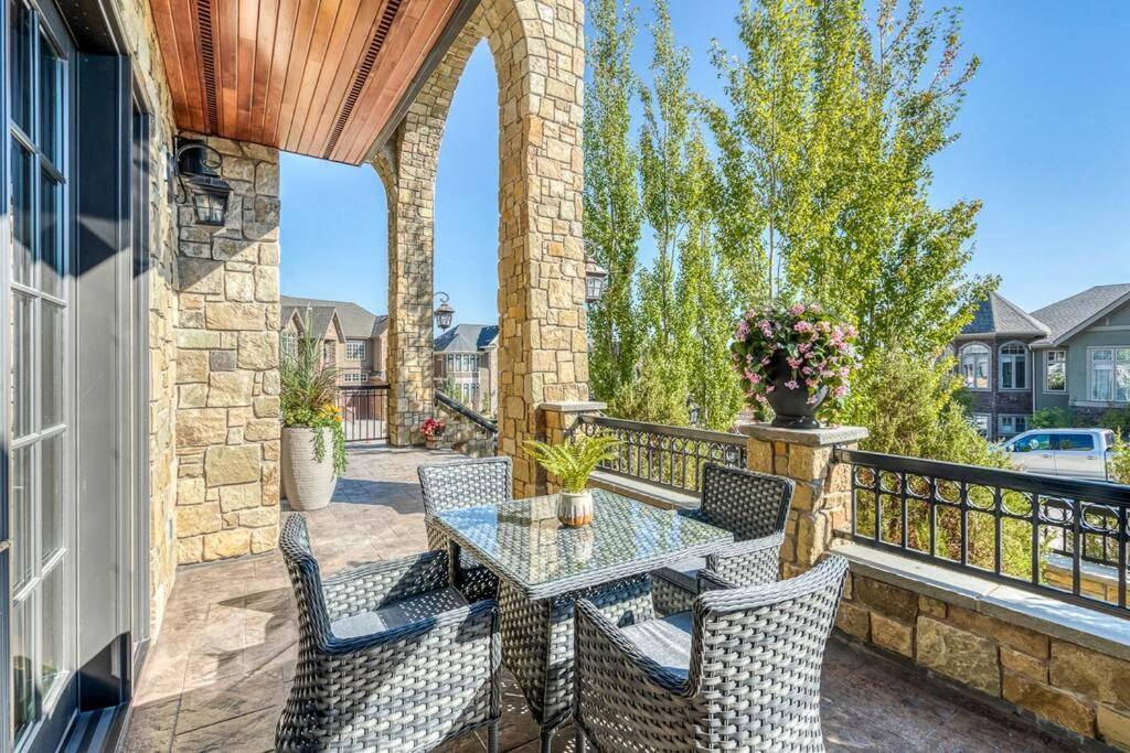 French Chateau W/Swim Spa & Theatre: 11,700 Sqft YYC Exterior foto