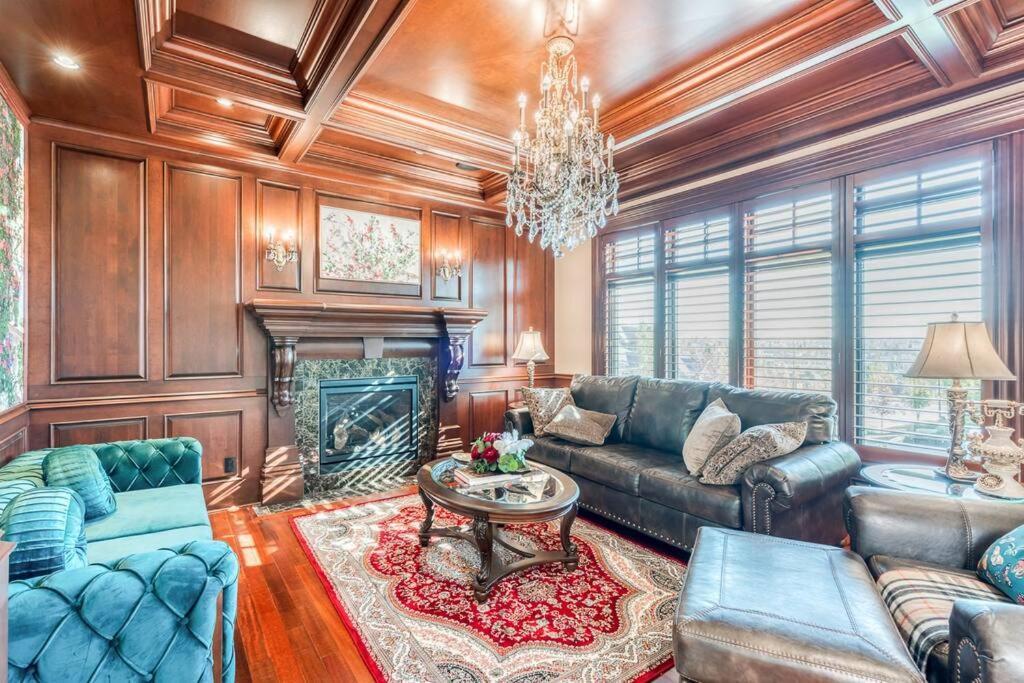 French Chateau W/Swim Spa & Theatre: 11,700 Sqft YYC Exterior foto