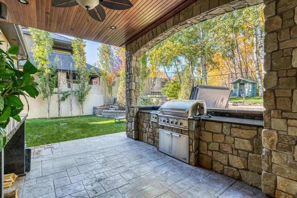 French Chateau W/Swim Spa & Theatre: 11,700 Sqft YYC Exterior foto