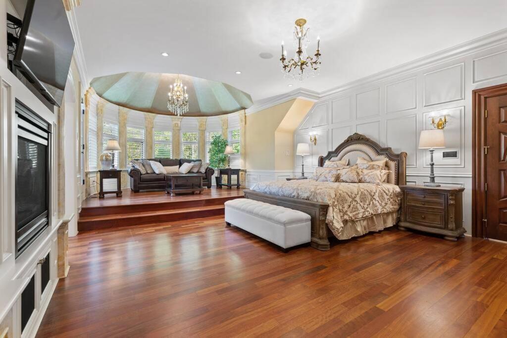 French Chateau W/Swim Spa & Theatre: 11,700 Sqft YYC Exterior foto