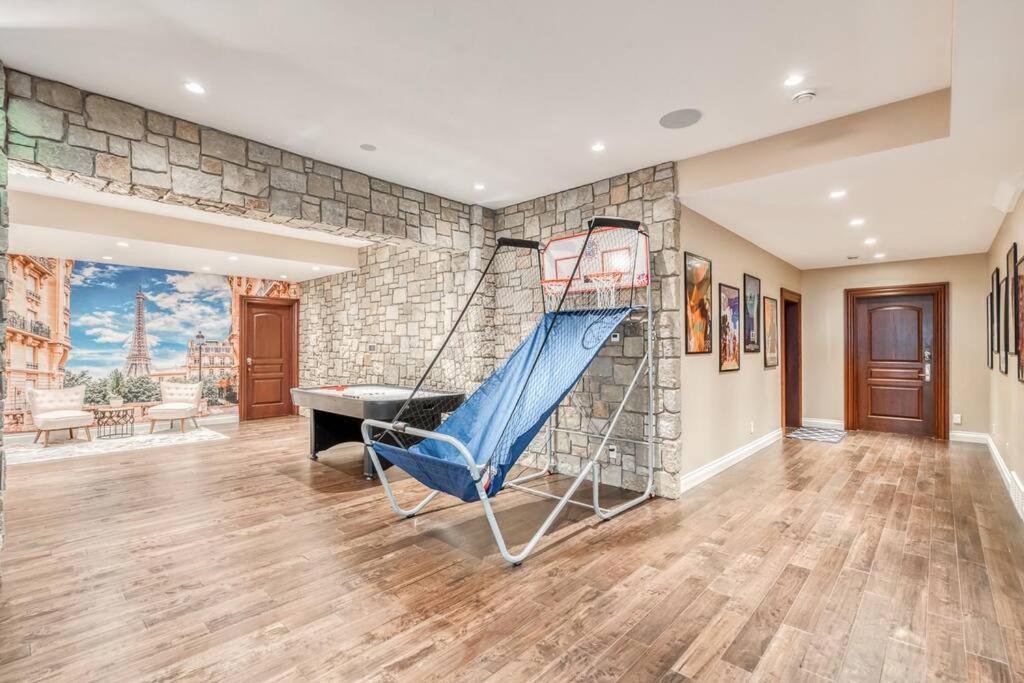 French Chateau W/Swim Spa & Theatre: 11,700 Sqft YYC Exterior foto