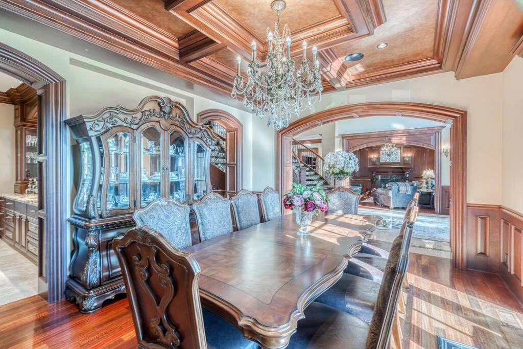 French Chateau W/Swim Spa & Theatre: 11,700 Sqft YYC Exterior foto