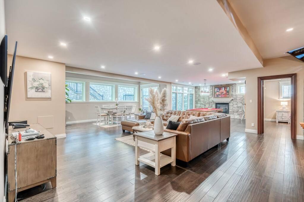 French Chateau W/Swim Spa & Theatre: 11,700 Sqft YYC Exterior foto
